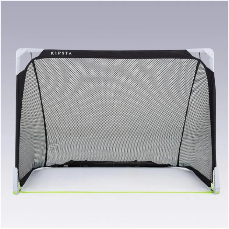 Fudbalski gol crne boje