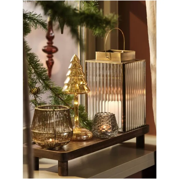 Dekorativna staklena novogodišnja jelka sa LED osvetljenjem unosi topao i prijatan praznični sjaj u dom.