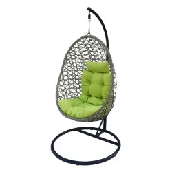 Viseća fotelja sa zelenim jastucima